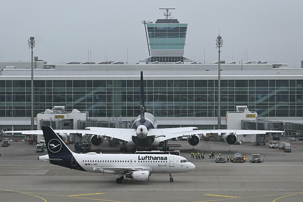 Flughafen München, Franz Josef Strauss, IATA-Code MUC. Foto: Flugzeuge der Lufthansa-Airline am Vorfeld von Terminal 2 *