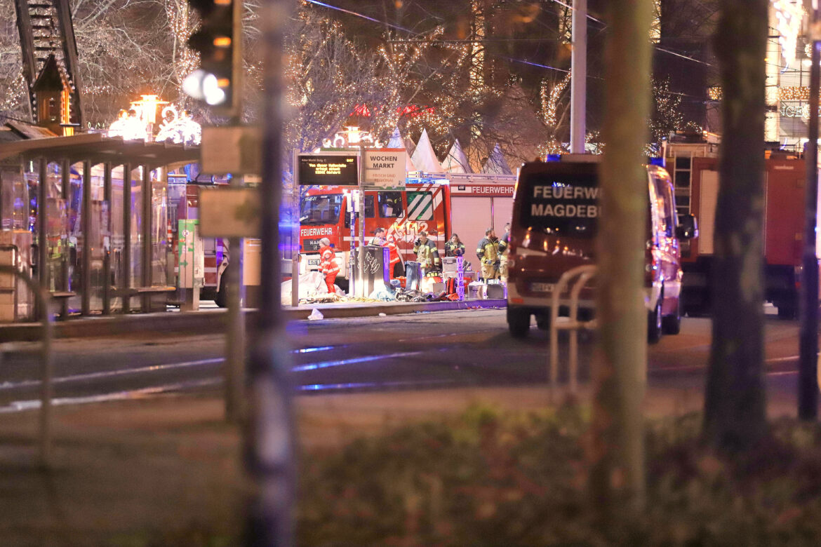 Magdeburg, Sachsen-Anhalt, Deutschland, 21.12.2024: Alter Markt: Anschlag auf Magdeburger Weihnachtsmarkt: Auto rast in