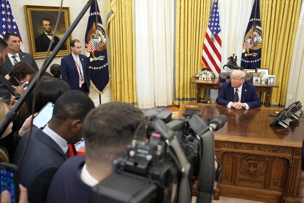 Le pr&eacute;sident Trump dans le bureau ovale le 23 janvier 2025