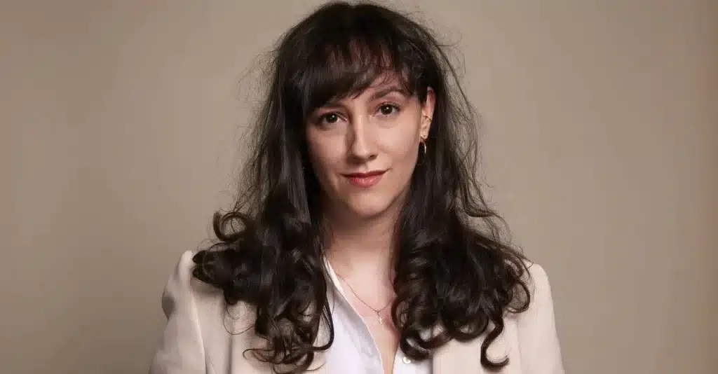 Een portret van Nora Bussigny.