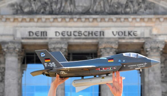 FILES-GERMANY-POLITICS-VOTE-DEFENCE-PARLIAMENT-GOVERNMENT-PARTIE