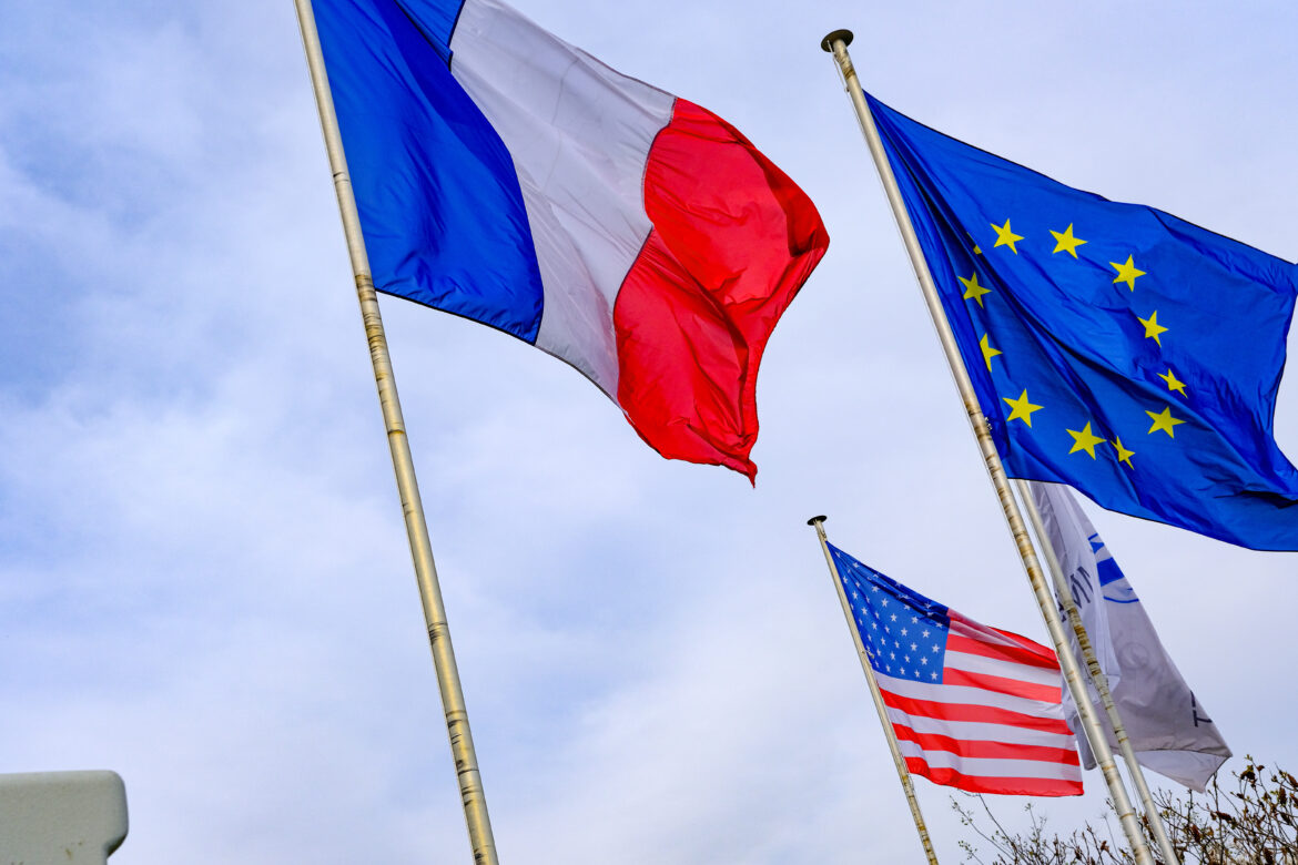 FRANCE-ECONOMY-USA-FLAG-ILLUSTRATION