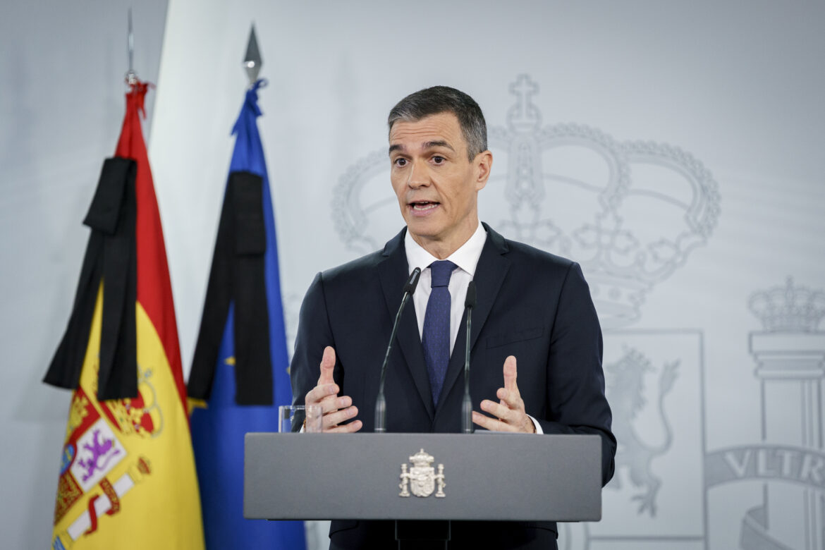 Sanchez appears at La Moncloa to announce increase in defense spending