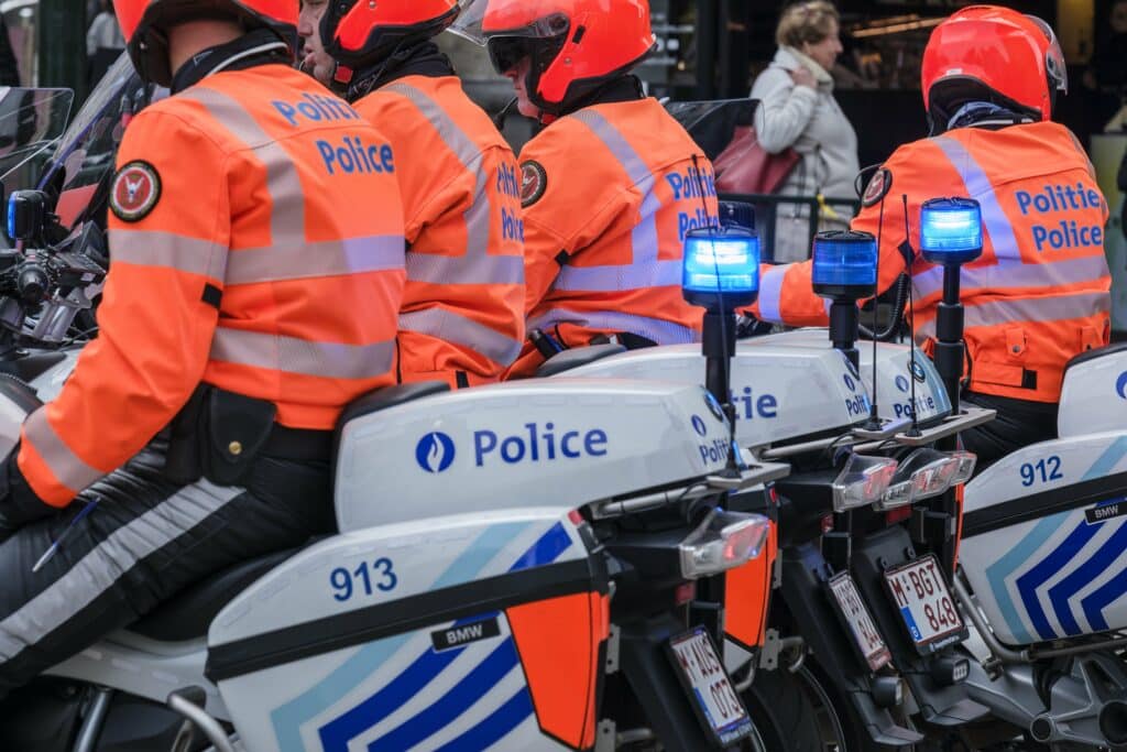 Policemen on motorcycle, they supervise a demonstration and ensure car traffic flow around | Policiers sur motocyclette - Il assure l'encadrement d'une manifestation et facilite la circulation des v&eacute;hicules alentours - lumi&egrave;res bleurs 23/03/2025