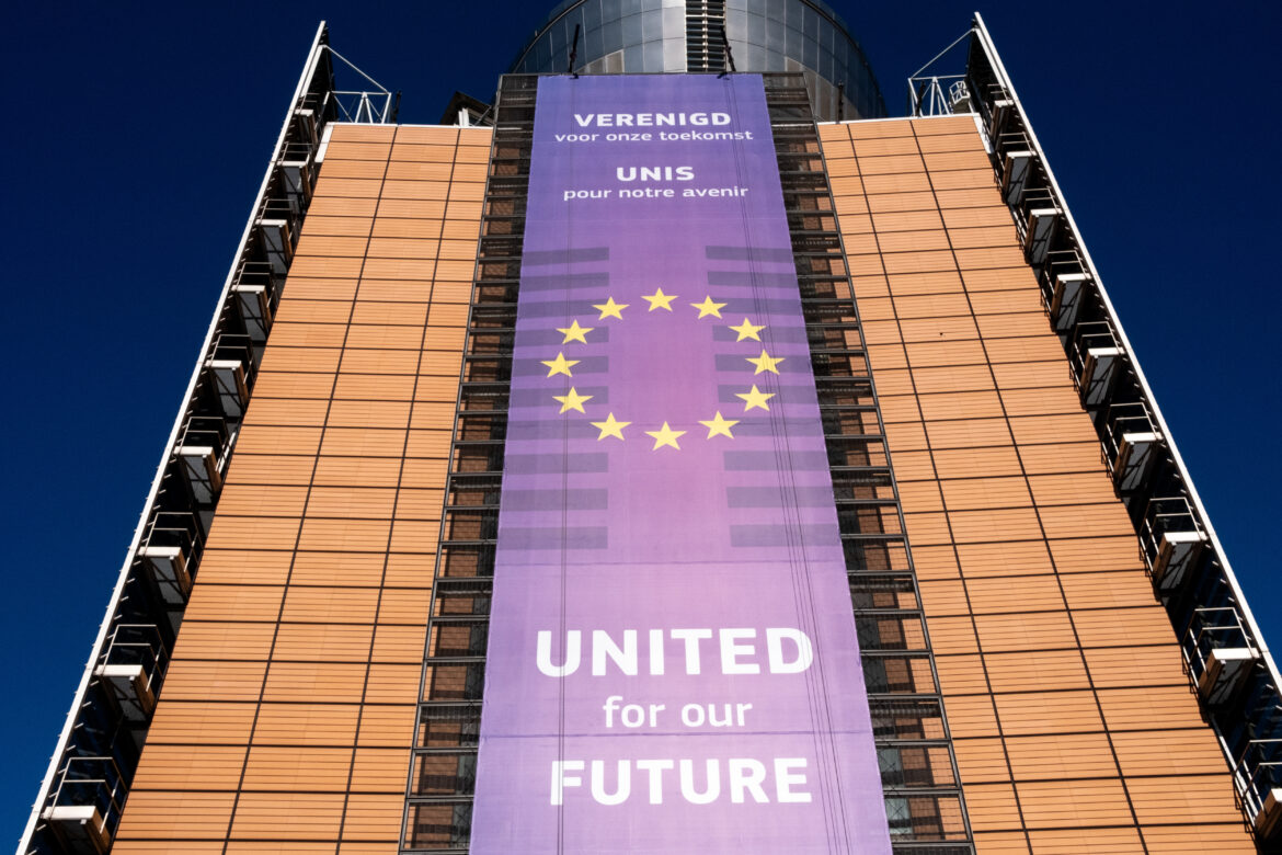 BRUSSELS-EUROPEAN-COMMISSION-PACT-SOCIAL-DIALOGUE