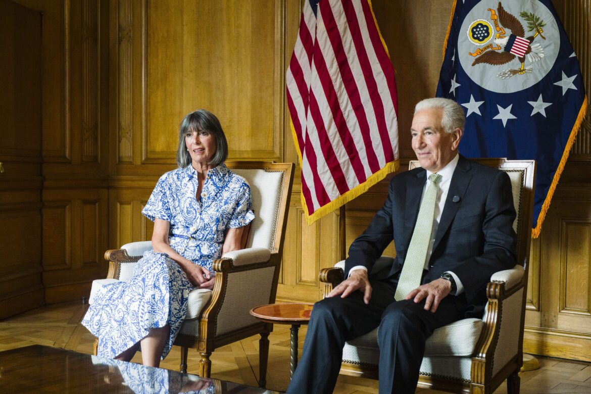 L’ambassadeur des Etats-Unis en France, Charles Kushner, dans son bureau a Paris, le 23 juillet 2025.