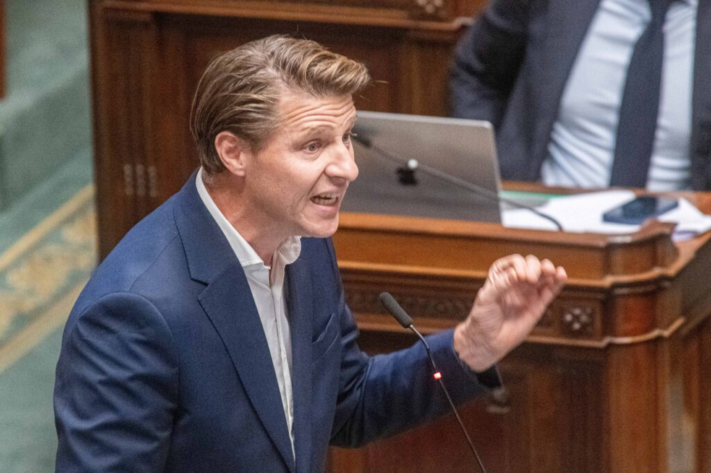 Pr&egrave;s de 15.000 malades indemnis&eacute;s par la Belgique vivent &agrave; l'&eacute;tranger : la N-VA r&eacute;clame davantage de contr&ocirc;les