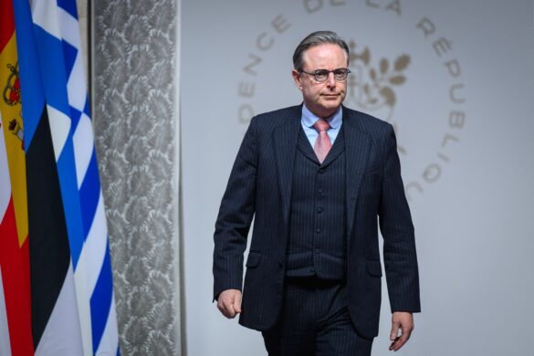 Photo by Eric Tschaen/Pool/ABACAPRESS.COM