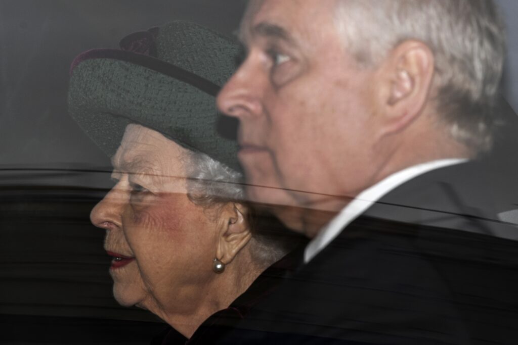 Elizabeth II face &agrave; l&rsquo;affaire Andrew : loyaut&eacute; maternelle ou aveuglement d&rsquo;une souveraine ?
