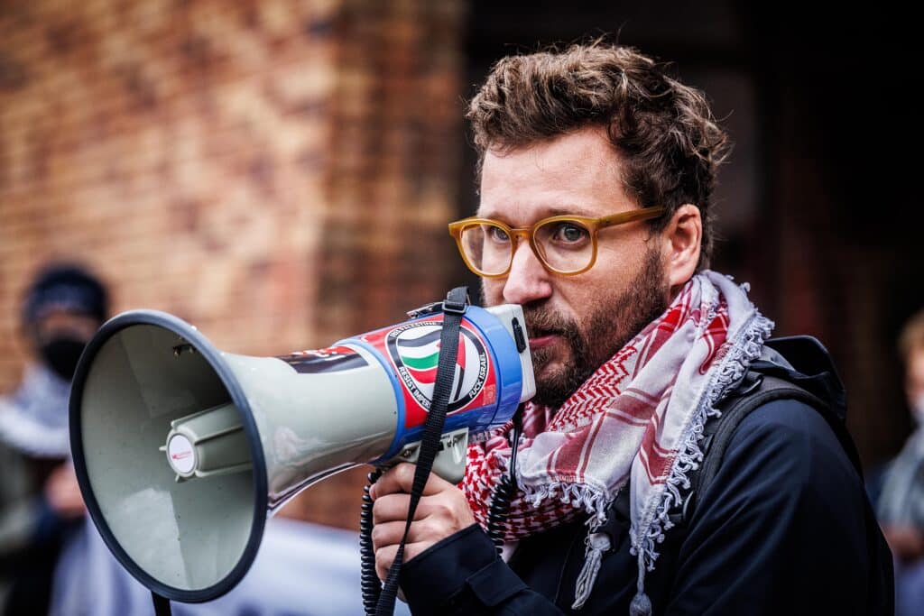 Radicaal pro-Palestijnse docent Harry Pettit vindt onderdak bij VUB