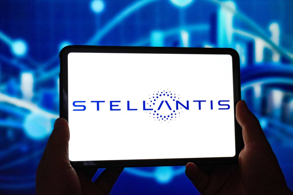 Stellantis encaisse une perte historique et revoit sa strat&eacute;gie &eacute;lectrique, entre retour du thermique et tentation technologique chinoise