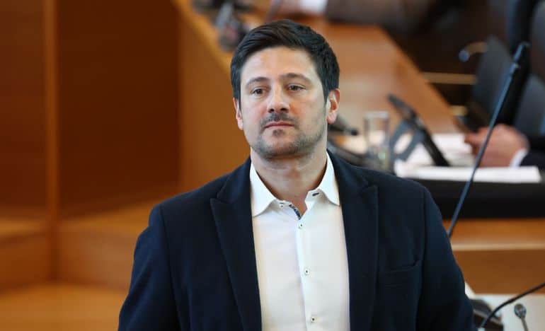 Neutralit&eacute; de l&rsquo;&eacute;cole publique : un post sur le ramadan relance le d&eacute;bat  au Parlement