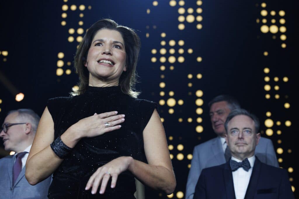 N-VA en Vlaams Belang nek aan nek in nieuwe peiling, De Wever populairder dan ooit