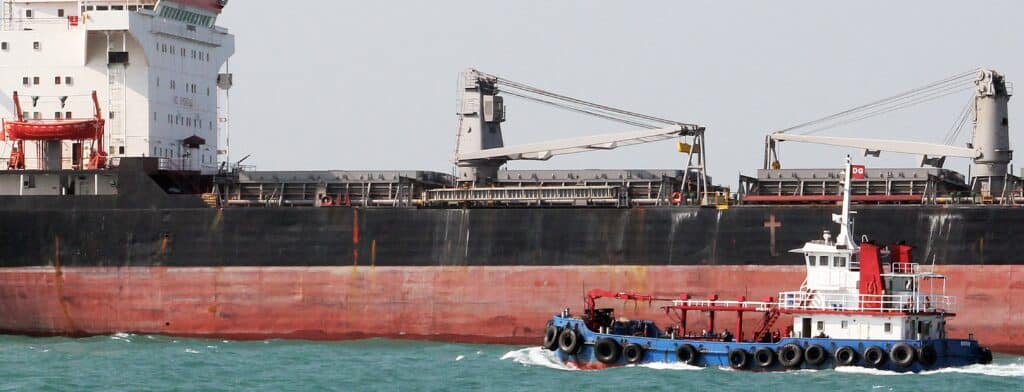 Trois navires touch&eacute;s pr&egrave;s du d&eacute;troit d&rsquo;Ormuz, Washington frappe des bateaux iraniens poseurs de mines