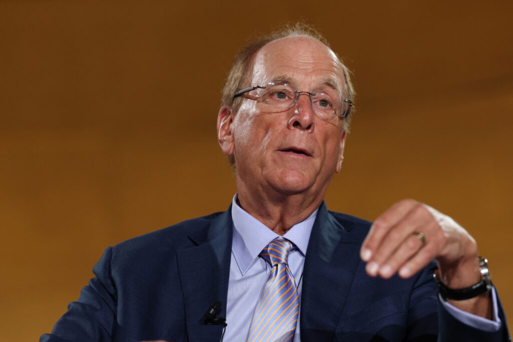Larry Fink alerte sur l&rsquo;IA : une r&eacute;volution qui pourrait enrichir encore davantage les d&eacute;j&agrave;-riches