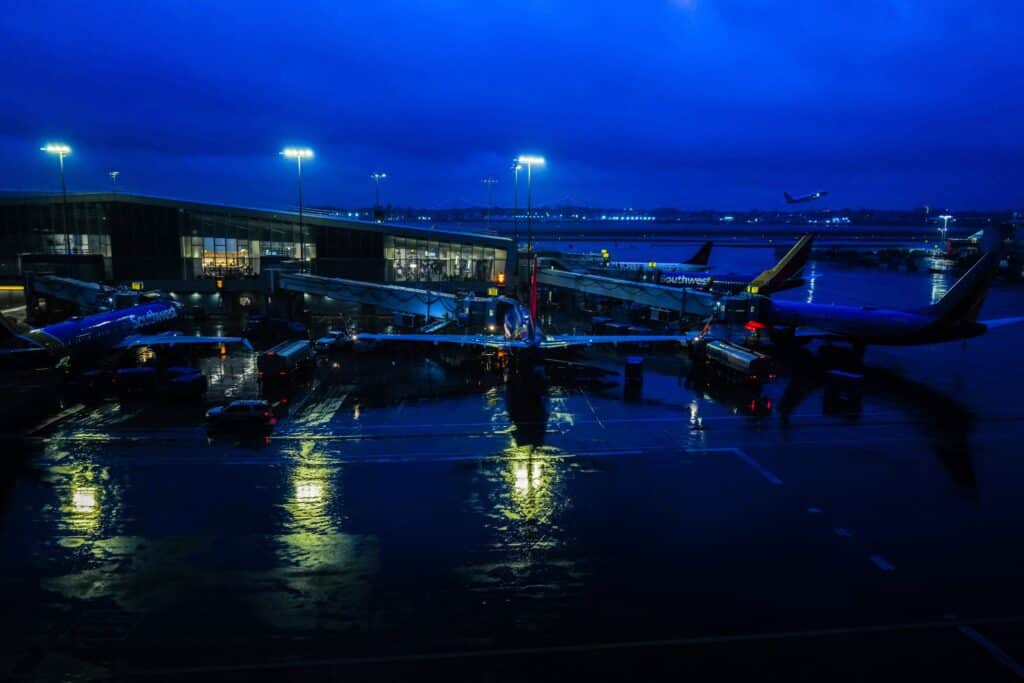 Collision mortelle &agrave; LaGuardia : un avion d&rsquo;Air Canada percute un v&eacute;hicule de secours, l&rsquo;a&eacute;roport paralys&eacute;