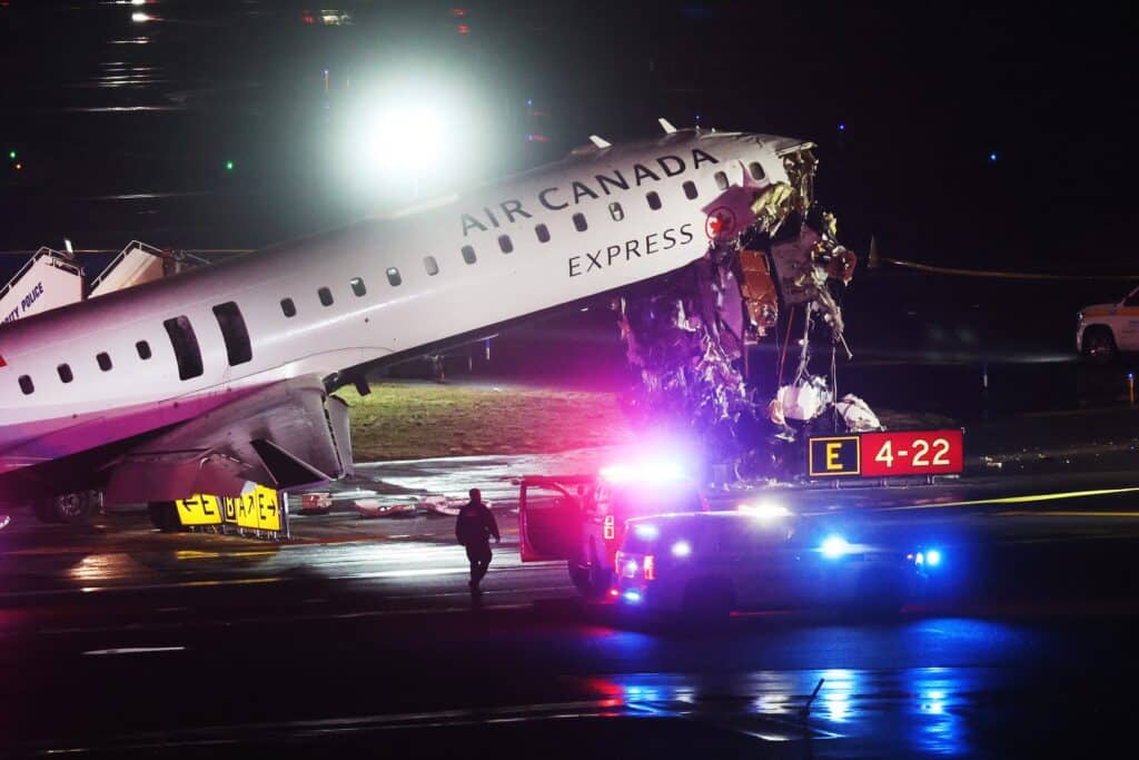 Collision mortelle &agrave; LaGuardia : un avion d&rsquo;Air Canada percute un v&eacute;hicule de secours, l&rsquo;a&eacute;roport paralys&eacute;