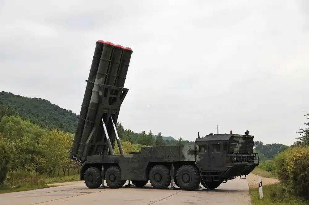 Kim Jong-un met en sc&egrave;ne son arsenal KN-25 et d&eacute;fie S&eacute;oul et Washington