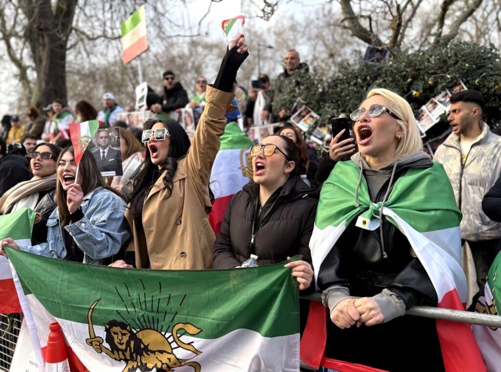 Sc&egrave;nes de liesse en Iran et dans le monde apr&egrave;s la chute d&rsquo;Ali Khamenei