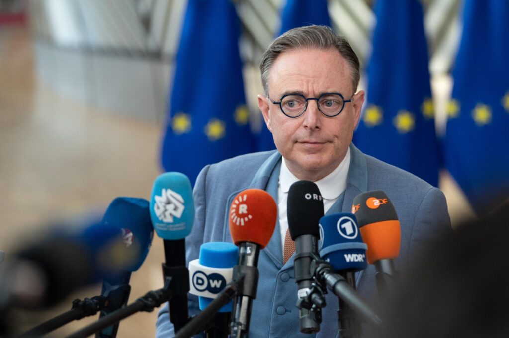 De Wever bevestigt &ldquo;100 procent&rdquo; steun aan Oekra&iuml;ne, maar vraagt sterkere EU-rol in onderhandelingen