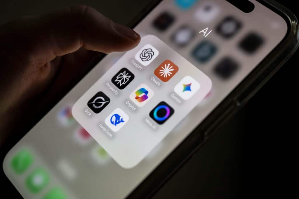 La fin du monopole OpenAI : Claude talonne ChatGPT en entreprise