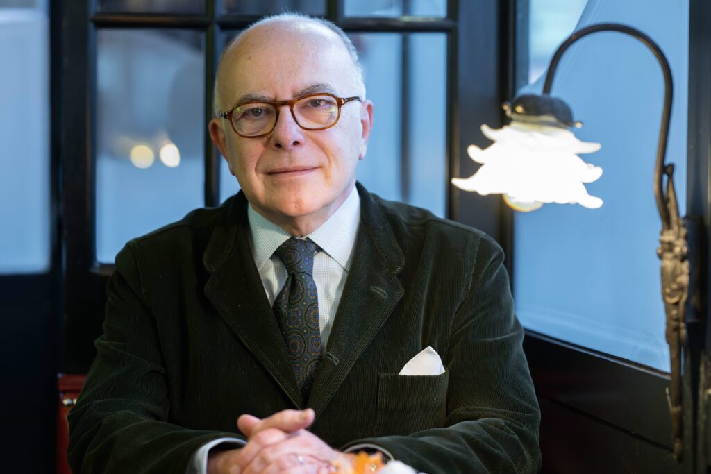 Pr&eacute;sidentielle 2027 : Bernard Cazeneuve se dit &laquo; pr&ecirc;t &raquo; et trace sa voie hors du PS