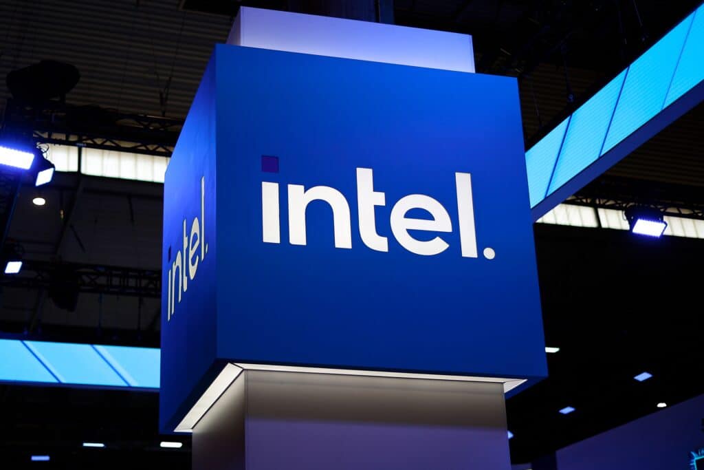 Intel rebondit : +20% en Bourse, port&eacute; par la vague des data centers IA