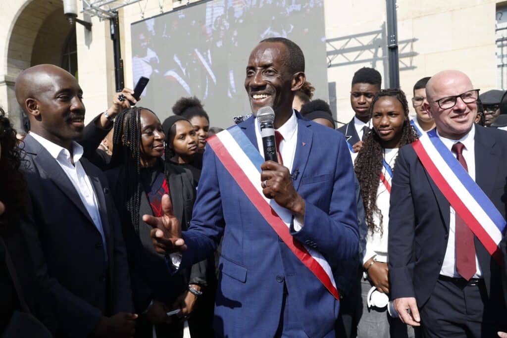 Entr&eacute;e fracassante de Bally Bagayoko (LFI) devant Jean-Luc M&eacute;lenchon dans un sondage.