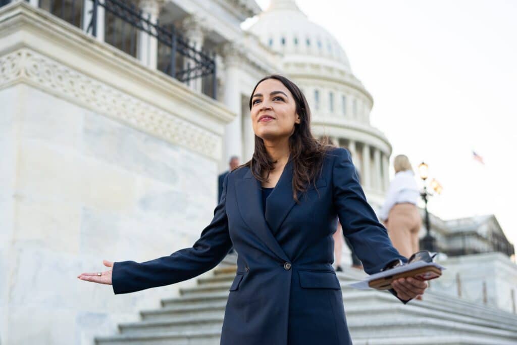 Alexandria Ocasio-Cortez, ou l&rsquo;art d&rsquo;esquiver la presse : strat&eacute;gie d&rsquo;ascension ou pari risqu&eacute; ?