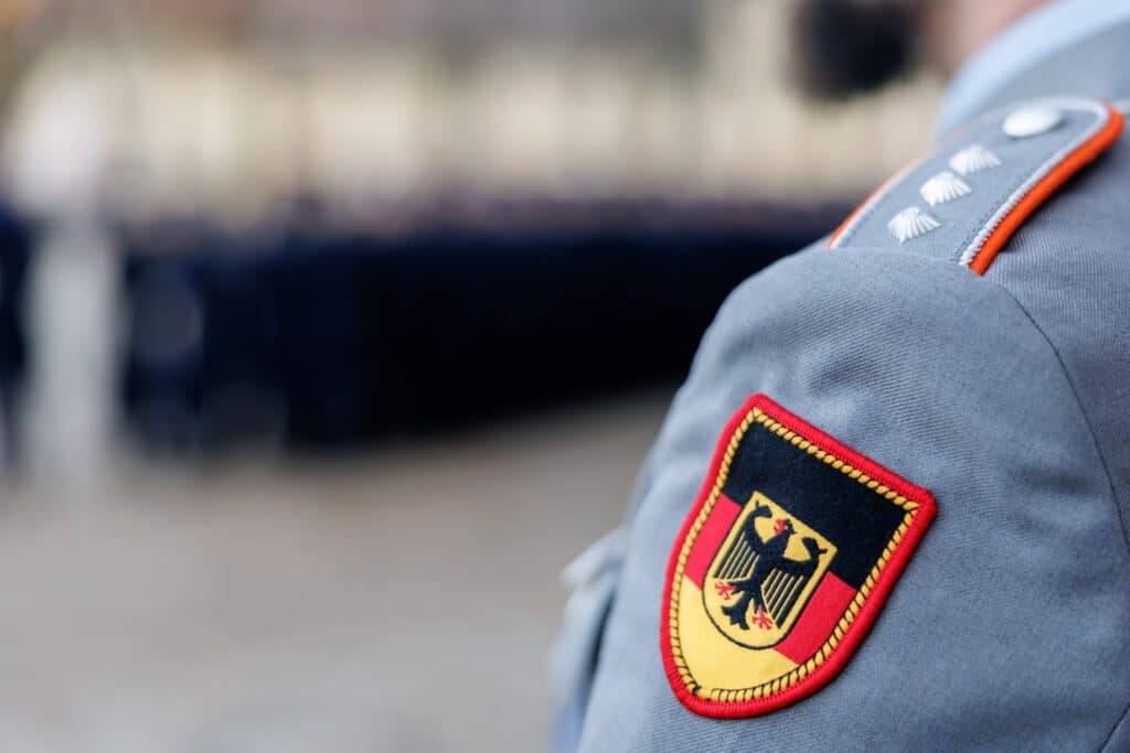 Allemagne&nbsp;: d&eacute;placements &agrave; l'&eacute;tranger sous surveillance pour les hommes en &acirc;ge de conscription