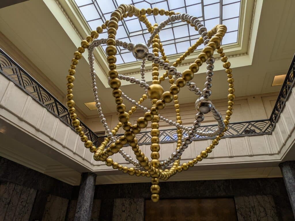 Jean-Michel Othoniel transforme la Villa Empain en carnet de voyage po&eacute;tique (exposition)