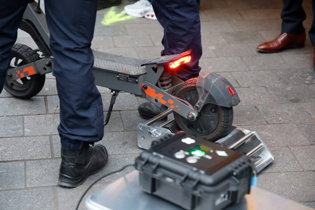 La police de la zone Bruxelles-Nord teste un curvom&egrave;tre pour contr&ocirc;ler les trottinettes &eacute;lectriques