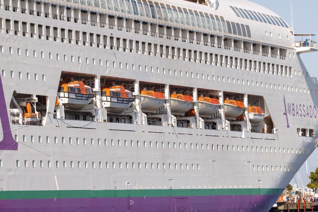Plus de 1.700 personnes confin&eacute;es sur un bateau de croisi&egrave;re &agrave; Bordeaux
