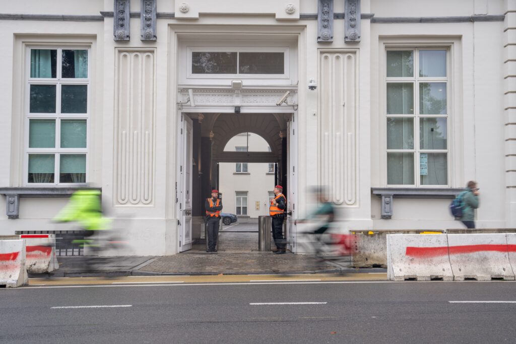 Belgi&euml; telt m&eacute;&eacute;r politici dan militairen: 31.806 Belgen leven van de politiek
