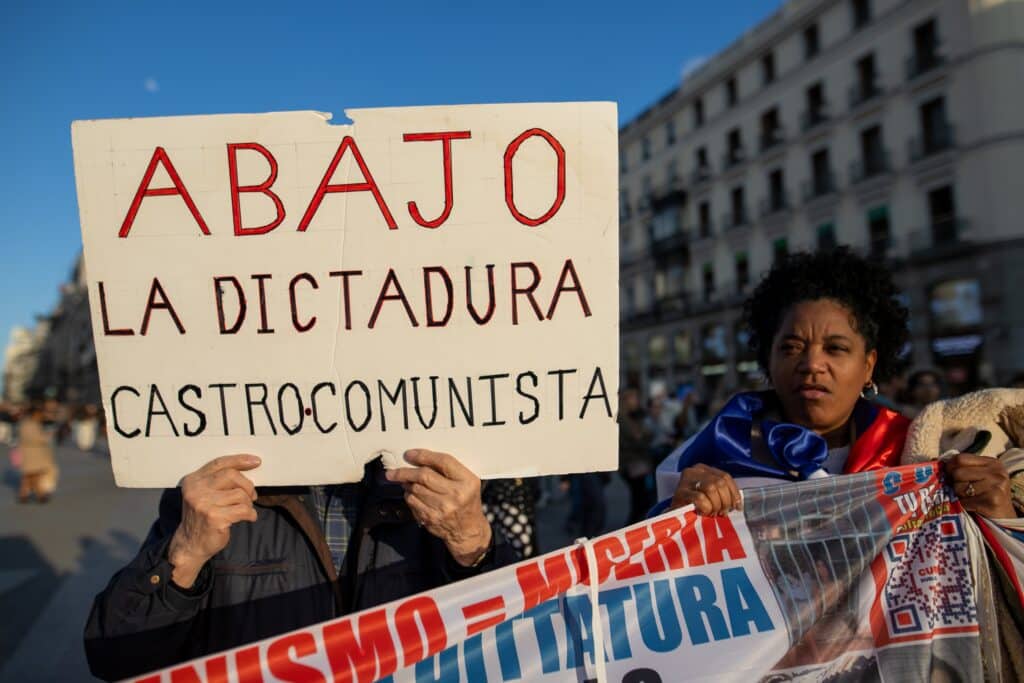 Cuba s&rsquo;enfonce dans la crise : tourisme en chute libre, coupures g&eacute;antes et retour au charbon