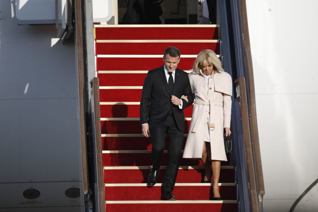 Romance Farahani-Macron, Brigitte Macron d&eacute;ment fouiller dans le t&eacute;l&eacute;phone de son mari