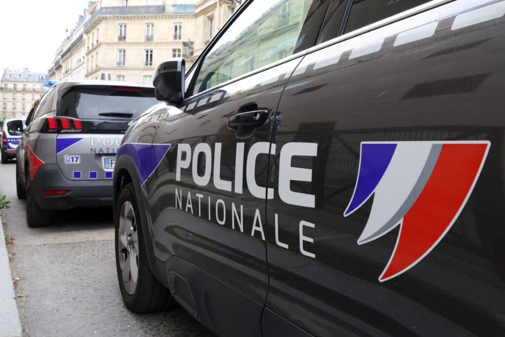 Drame &agrave; Paris : un adolescent de 16 ans tue son fr&egrave;re et laisse sa m&egrave;re entre la vie et la mort