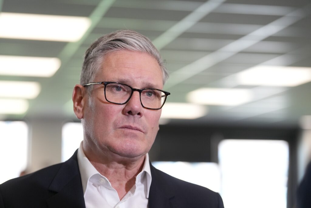 Keir Starmer d&eacute;fie ses frondeurs, mais son autorit&eacute; se d&eacute;sint&egrave;gre &agrave; Westminster