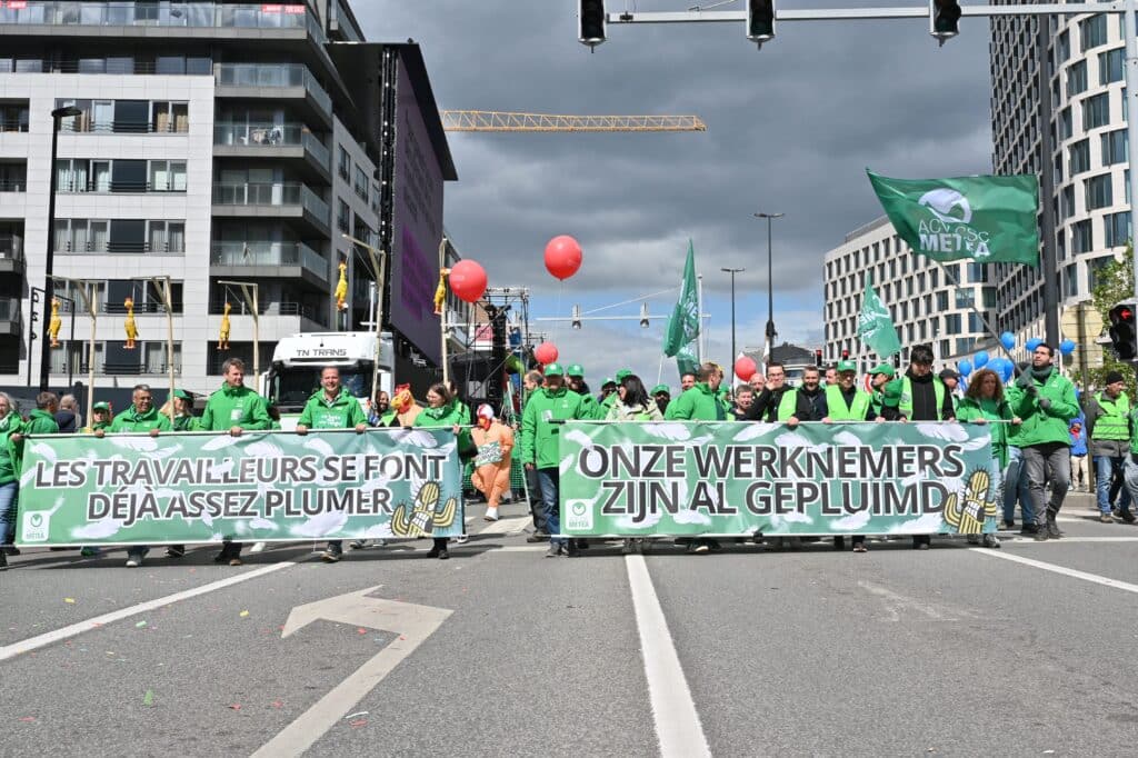 Manifestation nationale : des antifas lancent des projectiles sur le si&egrave;ge du MR