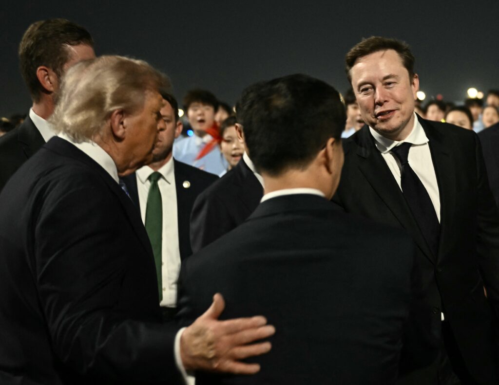 Elon Musk, Tim Cook, Jensen Huang : Trump d&eacute;barque &agrave; P&eacute;kin avec l&rsquo;Am&eacute;rique des affaires