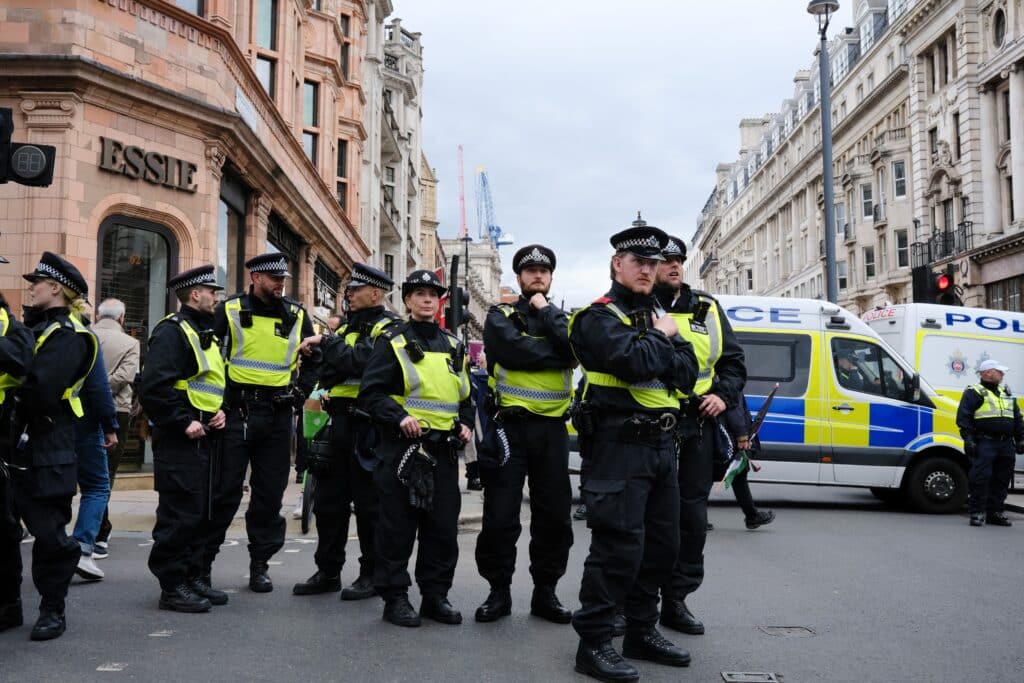 &Agrave; Londres, un homme menace de &laquo; d&eacute;capiter les Juifs un par un &raquo; : la police lance une chasse &agrave; l&rsquo;homme
