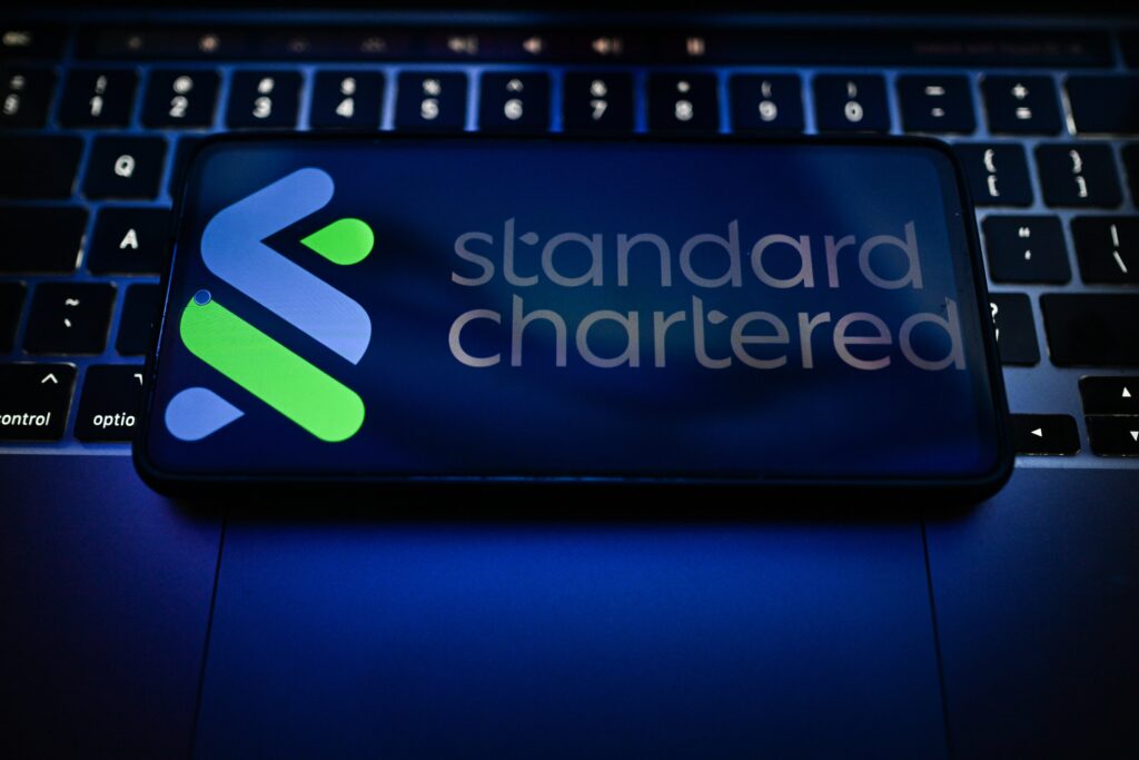 Standard Chartered pr&eacute;pare des milliers de suppressions de postes avec l&rsquo;IA