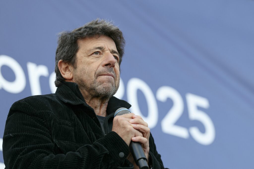 Pourquoi la droite d&eacute;fend Patrick Bruel et la gauche l&rsquo;accable