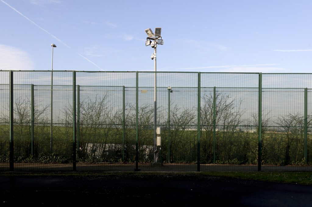 La Belgique r&eacute;clame 22.800 euros &agrave; un Camerounais expuls&eacute; : la facture des rapatriements refait surface