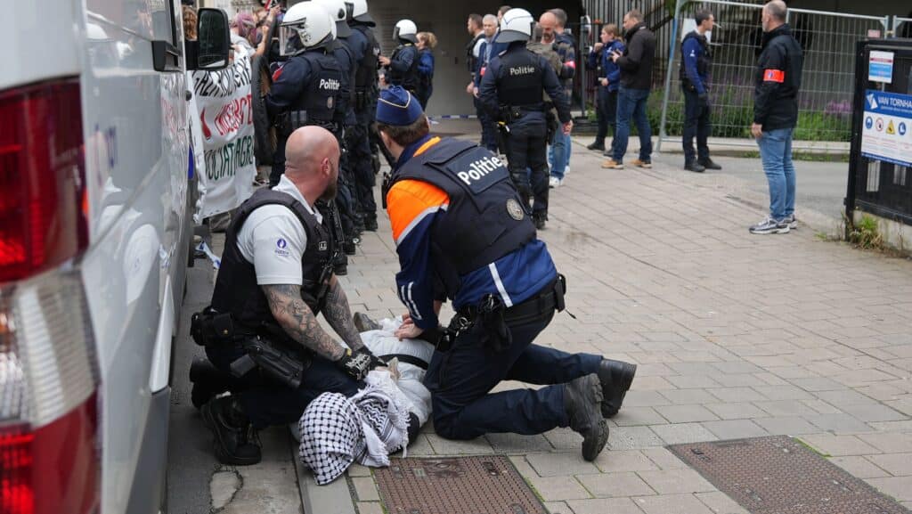 44 arrestaties en twee lichtgewonde agenten na escalatie protest aan rectoraat UGent