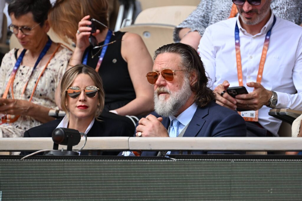 &laquo; Vous poussez, je m&rsquo;en vais &raquo; : Russell Crowe remet de l&rsquo;ordre devant son h&ocirc;tel parisien