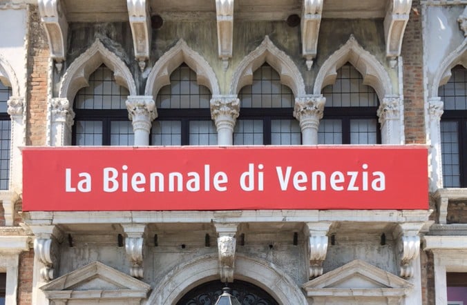 La Biennale de Venise d&eacute;fie Bruxelles en r&eacute;int&eacute;grant Moscou