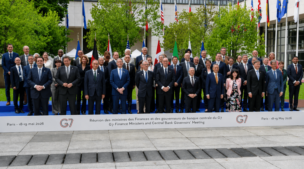 G7-ministers van Financi&euml;n en centrale bankiers poseren voor een groepsfoto tijdens hun bijeenkomst in Parijs op 18 en 19 mei 2026.