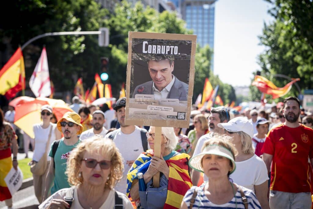 Madrid&nbsp;: des dizaines de milliers de manifestants r&eacute;clament le d&eacute;part du Premier ministre socialiste Pedro S&aacute;nchez