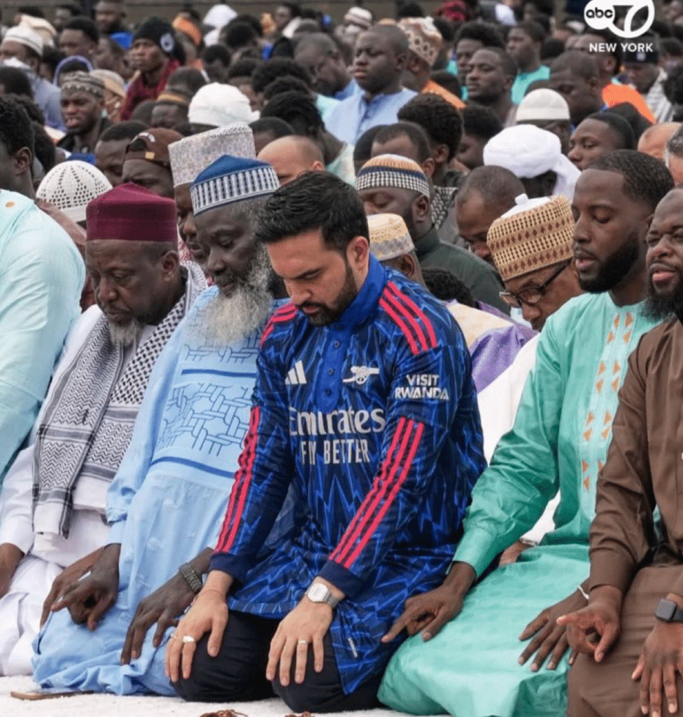 Pri&egrave;res, qamis aux couleurs d'Arsenal et politique identitaire : le maire de New York